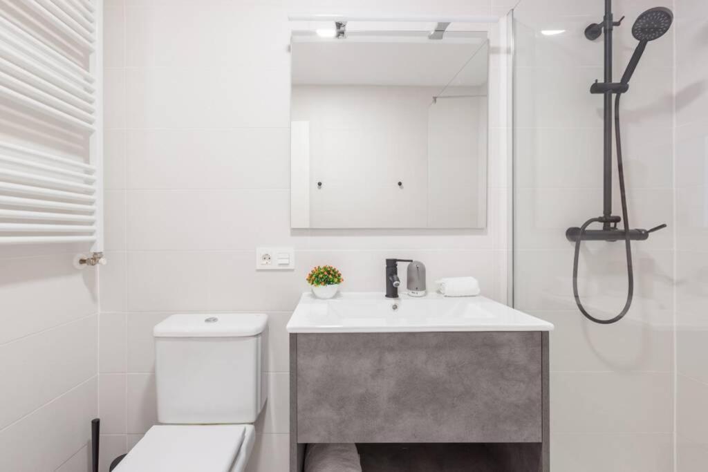 New Gorgeous Central Apartment - Beachfront - 3 Bd サン・セバスティアン エクステリア 写真