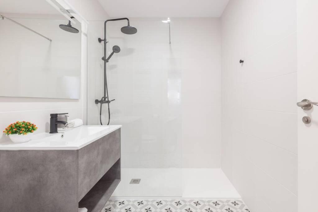 New Gorgeous Central Apartment - Beachfront - 3 Bd サン・セバスティアン エクステリア 写真