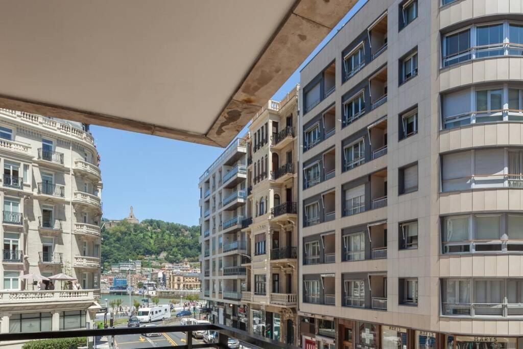 New Gorgeous Central Apartment - Beachfront - 3 Bd サン・セバスティアン エクステリア 写真